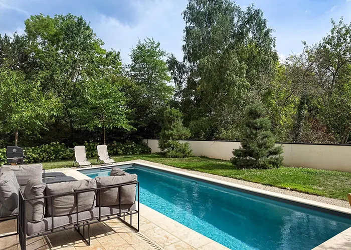 Hôtel avec piscine: Les Trois Cyprès